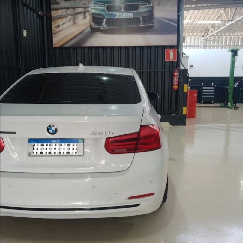 BMW 320i na área interna da Oficina WNS